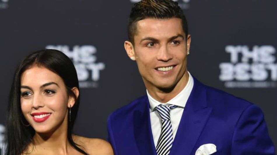 Cristiano Ronaldo dan sang kekasih, Georgina Rodriguez. Copyright: © Daily Mail