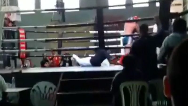 Seorang wasit terjatuh ke lantai ring saat memimpin sebuah pertarungan muaythai di Lebanon. Copyright: © rantsports.com