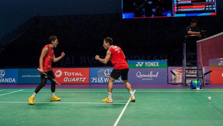 Pebulutangakis Indonesia, Hendra Setiawan, Mohammad Ahsan, dan Kevin Sanjaya memberi dukungan kepada rivalnya dari Jepang, Takeshi Kamura, yang pensiun. Copyright: © sudirmancup.com.au