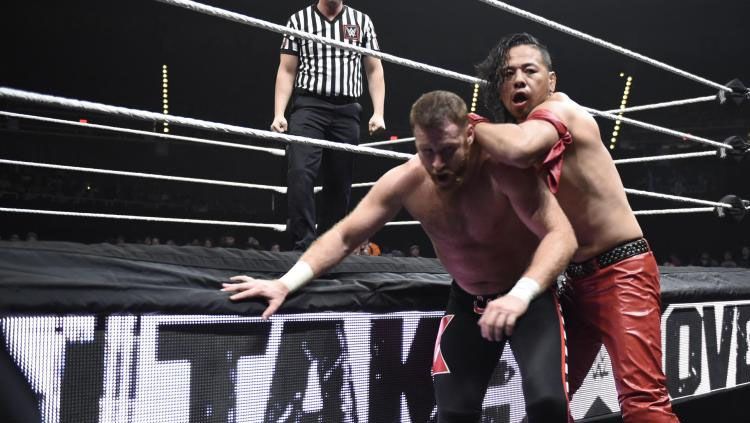 WWE menerapkan protokol ketat lantaran tetap menggelar pertarungan di tengah wabah corona. Copyright: © The Sun