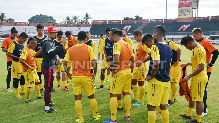 Pelatih kepala Semen Padang, Nilmaizar tengah memberikan instruksi saat latihan. Copyright: &copy; Taufik Hidayat/INDOSPORT