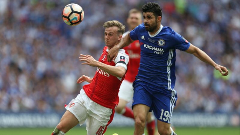 Diego Costa (kanan) yang mengenakan ban hitam di babak pertama berduel dengan Rob Holding yang mengenakan ban hitam. Copyright: © John Patrick Fletcher / Contributor via Getty Images