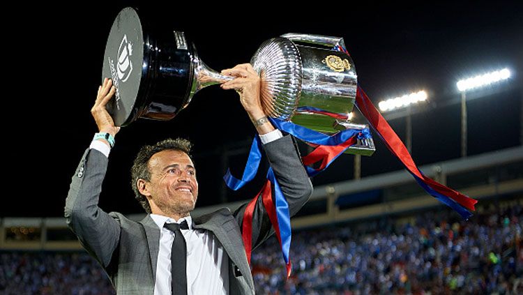 Luis Enrique saat melakukan selebrasi dengan piala Copa Del Rey. Copyright: © fotopress/Getty Images