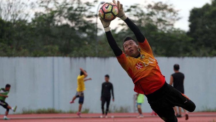 Kiper Bhayangkara FC, Wahyu Tri Nugroho. Copyright: © Media Bhayangkara FC