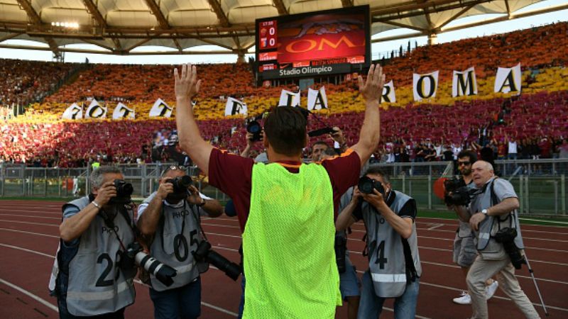 Francesco Totti memberikan salam perpisahan kepada para penggemar setia AS Roma. Copyright: © VINCENZO PINTO / Staff via Getty Images