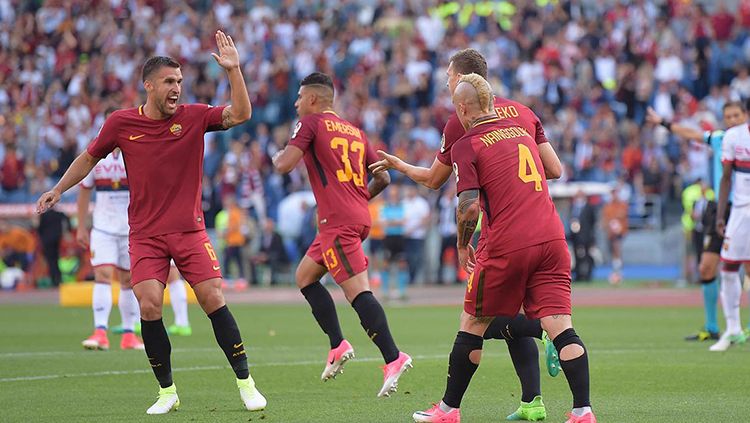 Selebrasi para pemain AS Roma saat Edin Dzeko membobol gawang Genoa. Copyright: © Twitter AS Roma