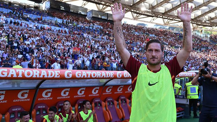 Francesco Totti menjalani laga terakhinya bersama AS Roma saat melawan Genoa. Copyright: © Twitter @SquawkaNews