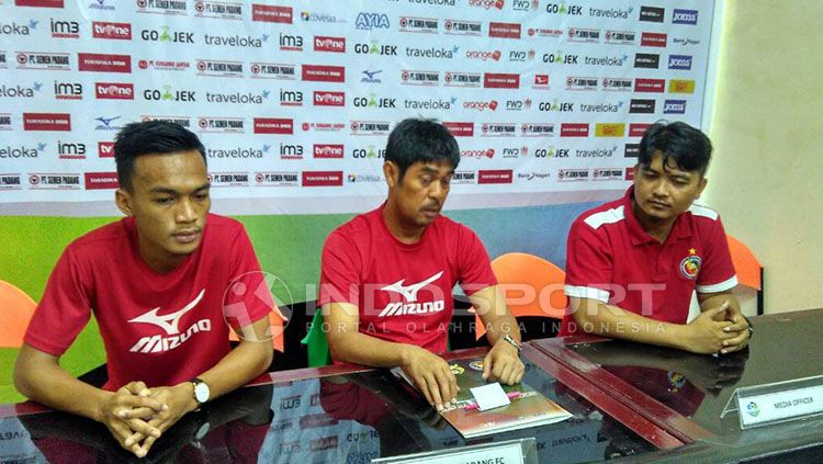 Pelatih Semen Padang, Nilmaizar mengaku tak masalah meski 2 pemain andalannya absen kala menjamu Persiba Balikpapan. Copyright: © Taufik Hidayat/Indosport