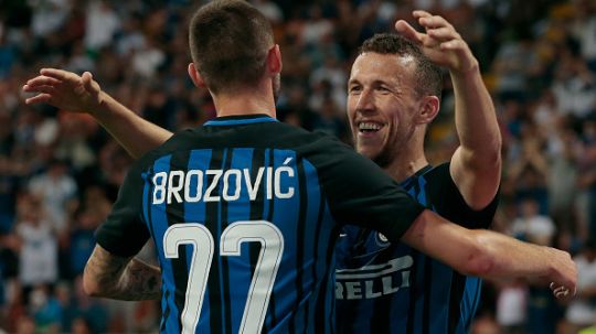 Ivan Perisic berselebrasi dengan Marcelo Brozovic pasca mencetak gol kedua untuk Inter. Copyright: © Getty Images