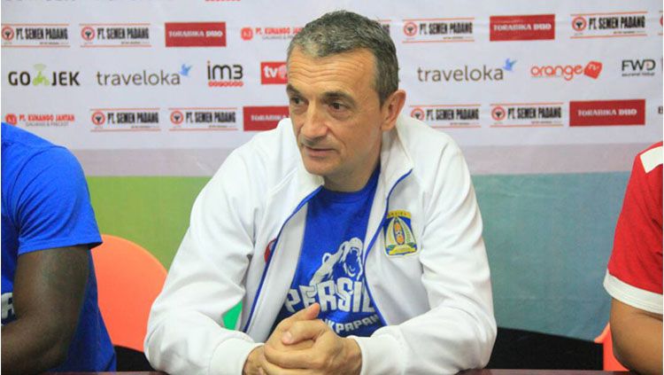 Milomir Seslija mengakui bahwa Semen Padang tak semestinya berada di papan bawah klasemen Liga 1. Copyright: © Media Officer Persiba Balikpapan