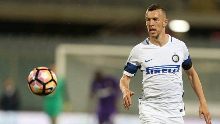 Transfer kejutan datang dari AC Milan. Klub berjuluk I Rossoneri tersebut kepergok ingin membajak bintang Inter Milan, Ivan Perisic dalam bursa transfer musim panas nanti. Copyright: © Gabriele Maltinti/Getty Images