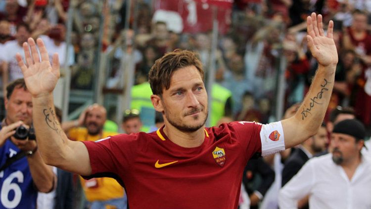 Kapten AS Roma, Francesco Totti memainkan laga terakhirnya bersama Serigala Ibu Kota kontra Genoa. Copyright: © Paolo Bruno/Getty Images