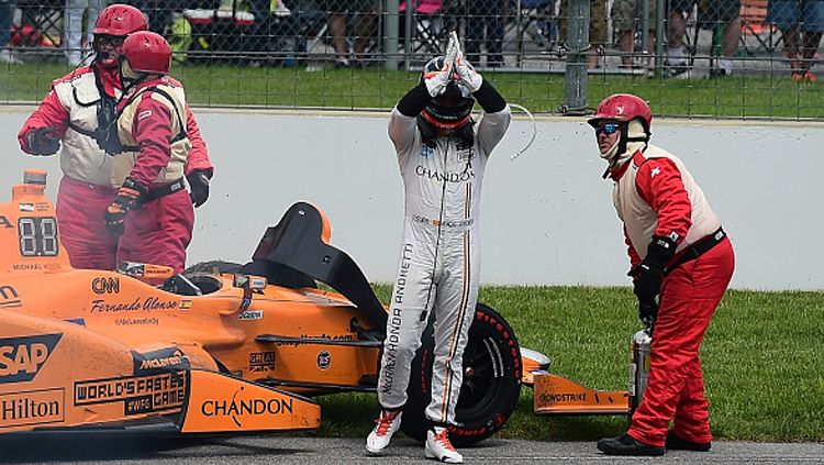 Fernando Alonso keluar dari mobilnya setelah mesin mobilnya gagal. Copyright: © Jared C. Tilton/Getty Imag