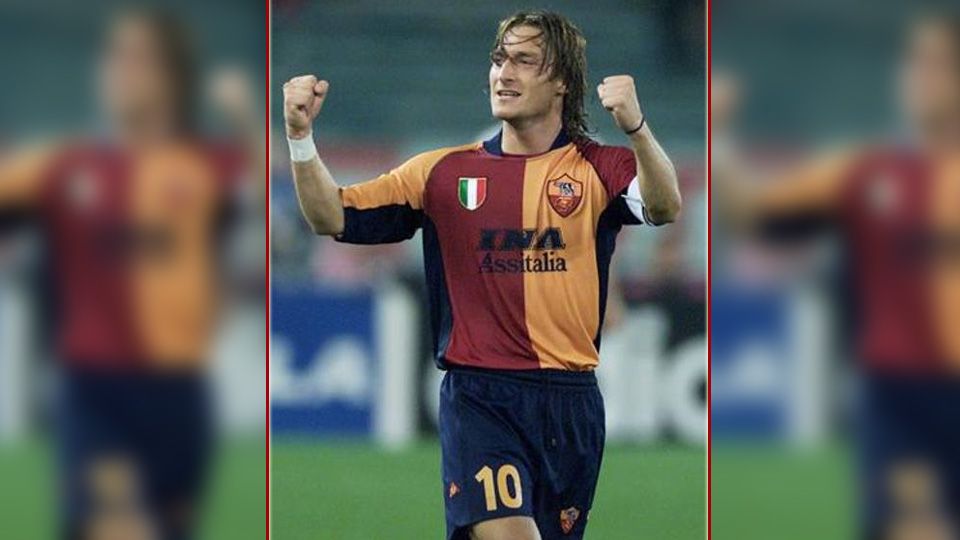 Francesco Totti saat membela AS Roma di musim 2000/01. Copyright: © Gazzetta