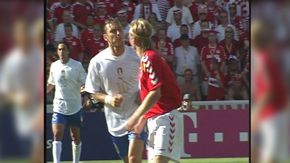 Francesco Totti vs Christian Poulsen dalam pertandingan Piala Eropa 2004. Copyright: © Panditfootball