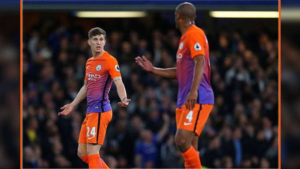 John Stones dan Vincent Kompany, dua bek tengah milik Man City. Copyright: &copy; Catherine Ivill/AMA/Getty Images