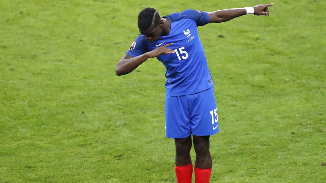 Paul Pogba melakukan dab ketika membela Timnas Prancis. Copyright: © Pinterest