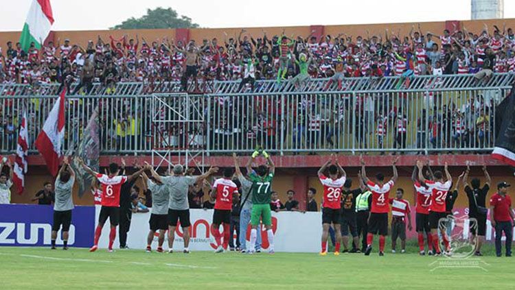 Para pemain Madura United memberikan apresiasi kepada para suporter setianya. Copyright: © Maduraunitedfc.com