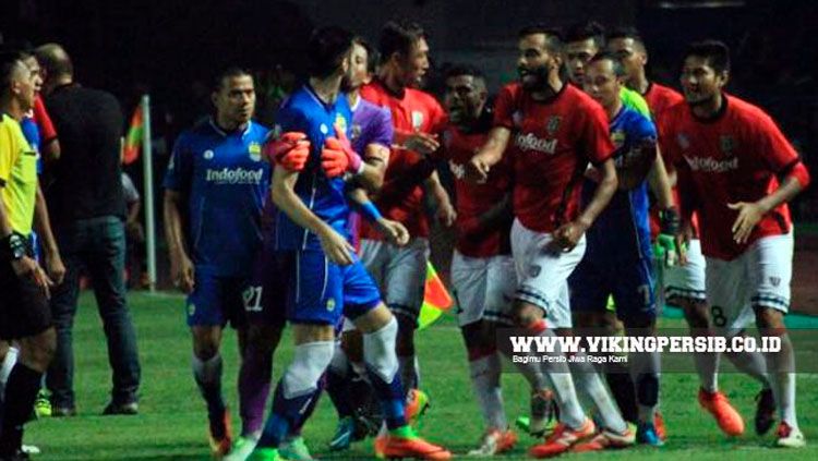 Insiden antara Michael Essien dengan Yabes Roni jelang Liga 1. Copyright: © Vikingpersib.co.id