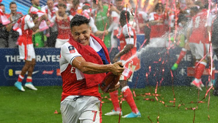 Bintang Arsenal, Alexis Sanchez tengah berselebrasi atas kemenangan di final Piala FA. Copyright: © Laurence Griffiths/Getty Images