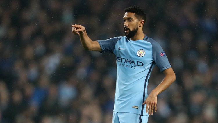 Mantan pemain Manchester City, Gael Clichy mendapat tawaran dari Liverpool. Copyright: © James Baylis - AMA/Getty Images