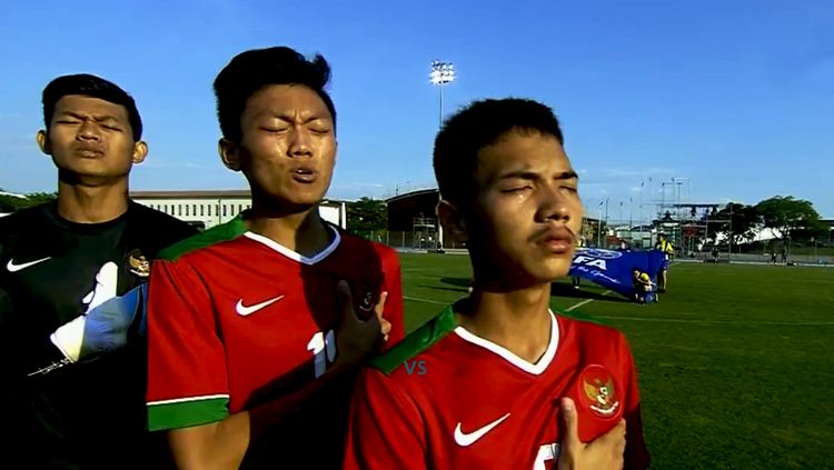 Pemain Timnas U-19 saat menyanyikan lagu Indonesia Raya. Copyright: © Supersoccer.tv