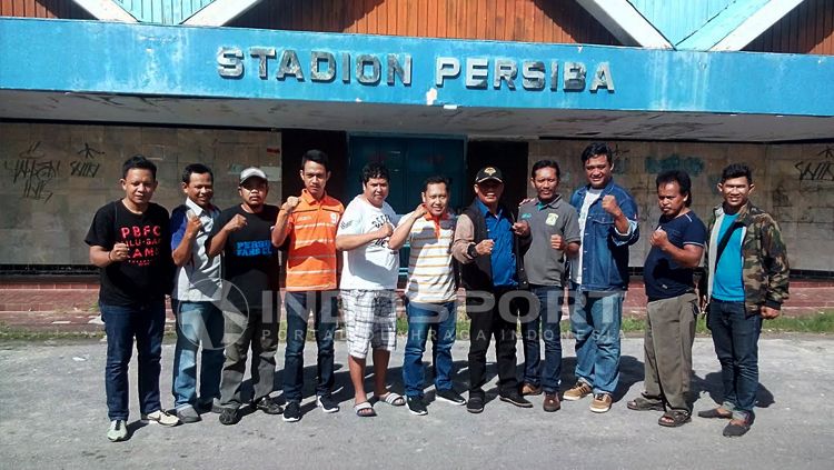 Suporter Persiba dan Borneo FC sepakat berdamai. Copyright: © Teddy Rumengan/INDOSPORT