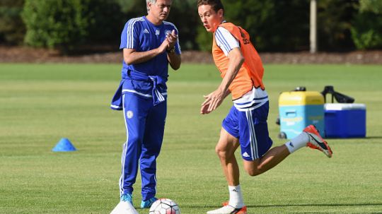 Jose Mourinho (kiri) saat masih di Chelsea bersama Nemanja Matic dalam sesi latihan. Copyright: © Darren Walsh/GettyImages