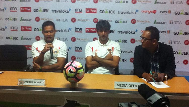 Pelatih Persija Jakarta, Stefano Cugurra Teco (tengah). Copyright: &copy; Zainal Hasan/INDOSPORT