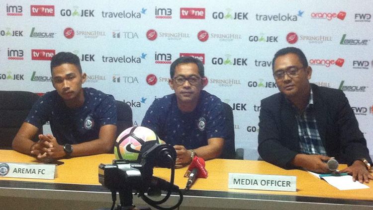 Pelatih Arema FC, Aji Santoso (tengah) saat jumpa pers di Stadion Patriot, Bekasi. Copyright: © Zainal Hasan/INDOSPORT