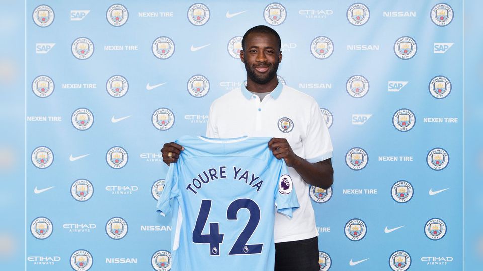 Yaya Toure resmi perpanjang kontraknya di Man City. Copyright: © Twitter Man City.