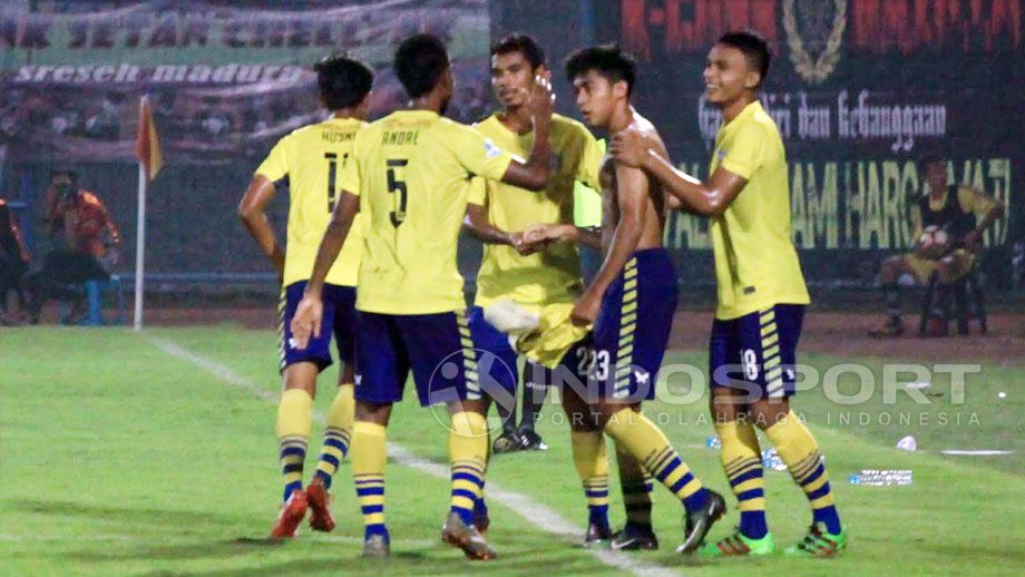 Selebrasi gol GU yang dicetak Arsyad Yusgiantoro yang berbuah kartu kuning karena buka baju. Copyright: © Ian Setiawan/Indosport