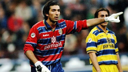 Performa impresif Buffon ketika masih di Parma, membuat beberapa tim besar meliriknya kala itu. Copyright: © ESPNFC