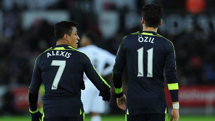 Alexis Sanchez lakukan selebrasi gol ke gawang Swansea City bersama Mesut Ozil. Copyright: © David Price/Arsenal FC via Getty Images