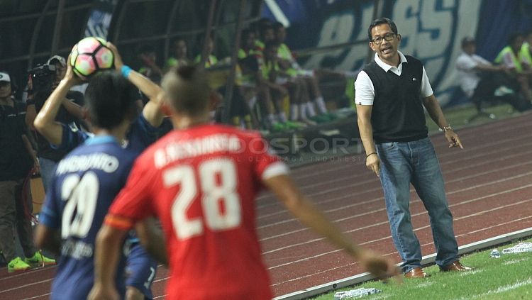 Aji Santoso saat memberi instruksi kepada para pemain Arema FC kala melawat ke kandang Persija. Copyright: © INDOSPORT/Herry Ibrahim