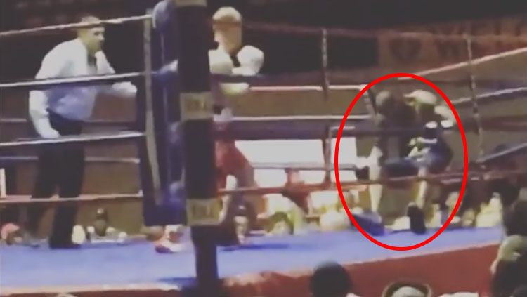 Mike Dahlman saat memukul lawannya hingga ke luar ring. Copyright: &copy; streamable.com