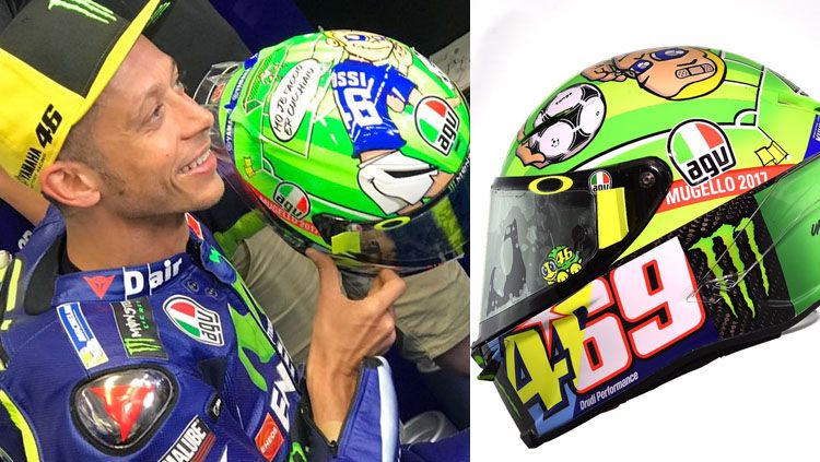 Valentino Rossi perkenalkan helm edisi motoGP Italia dengan tribute pada Francesco Totti. Copyright: © Twitter@YamahaMotoGP