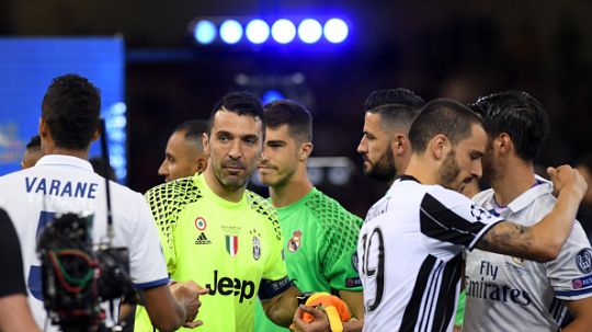 Para pemain Juventus memberikan selamat kepada Real Madrid. Copyright: © getty images