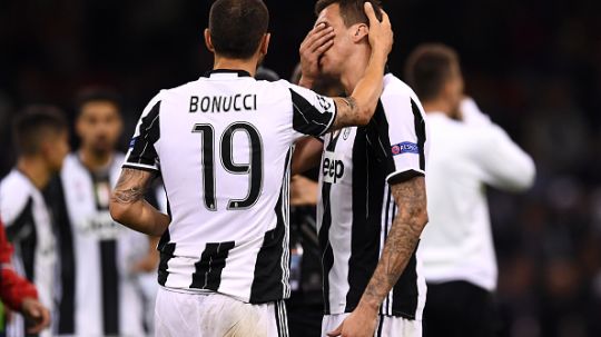 Leonardo Bonucci (kiri) menghibur rekan setimnya, Mario Mandzukic. Copyright: © getty images