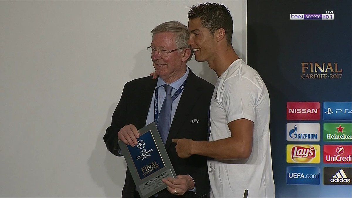 Cristiano Ronaldo menerima penghargaan dari Sir Alex Ferguson. Copyright: © Twitter/@utdreport