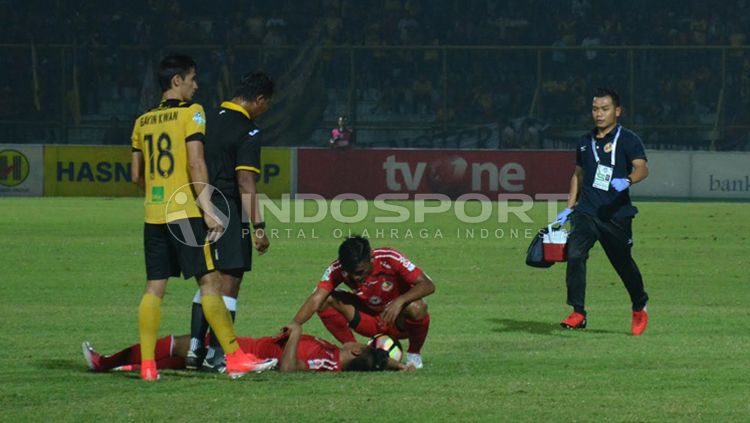 Pemain Semen Padang mengalami cedera di atas lapangan. Copyright: &copy; Taufik Hidayat/INDOSPORT