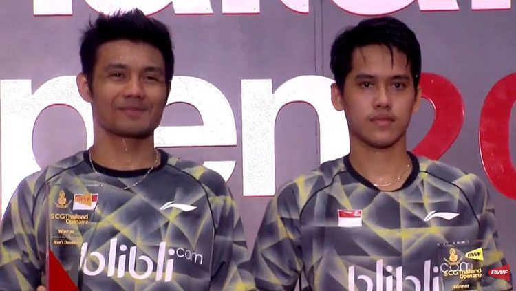 Podium juara Thailand Open 2017 nomor ganda putra berhasil diraih oleh Berry Angriawan/Hardianto. Copyright: © Twitter @bulutangkisRI