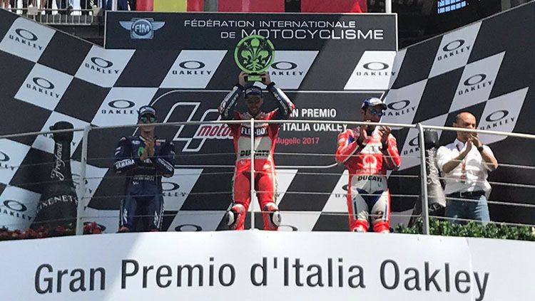 Selebrasi Andrea Dovizioso saat meraih podium juara MotoGP Italia 2017. Copyright: © Twitter MotoGP