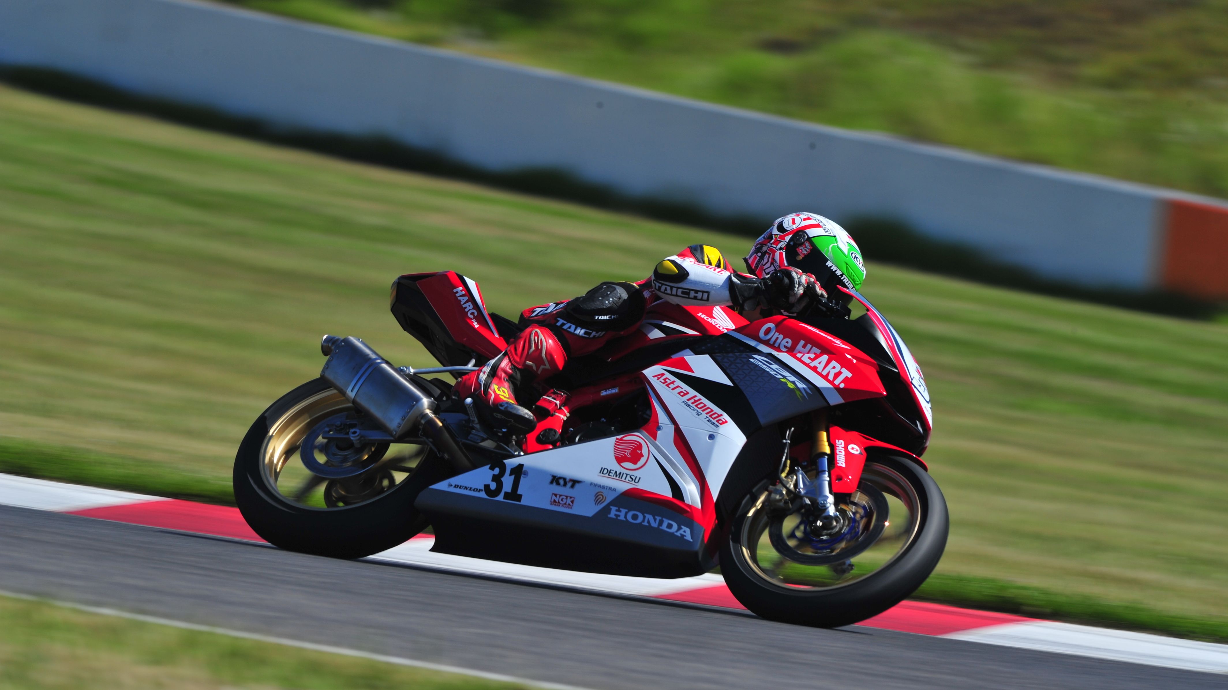 Gerry Salim meraih kemenangan di race 2 Asia Production 250 cc (AP250) di Asia Road Racing Championship Suzuka, Jepang. Copyright: © Astra Honda Racing Team