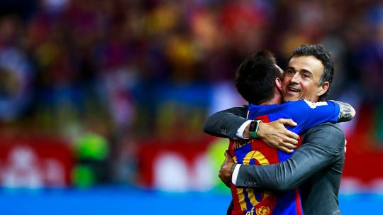 Lionel Messi memeluk Luis Enrique usai membawa Barcelona juara Copa del Rey. Copyright: © getty images