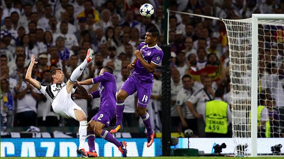 Mario Mandzukic saat mencetak gol ke gawang Real Madrid di final Liga Champions 2016/17. Copyright: © getty images