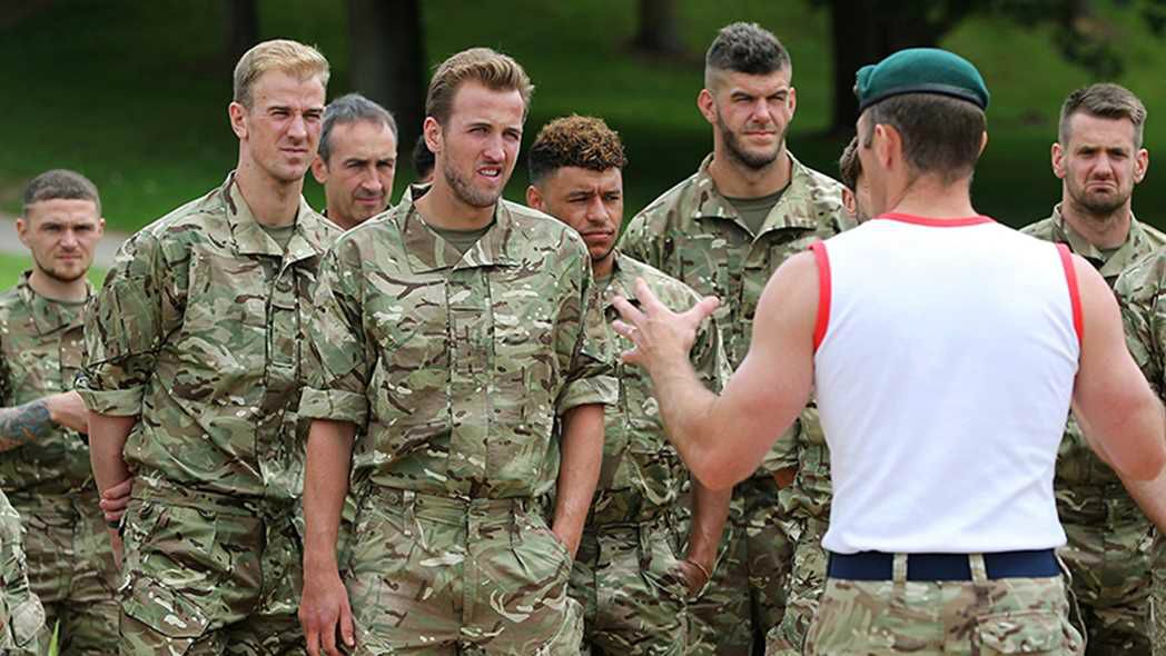 Timnas Inggris Belatih Bersama Tentara Copyright: © FA