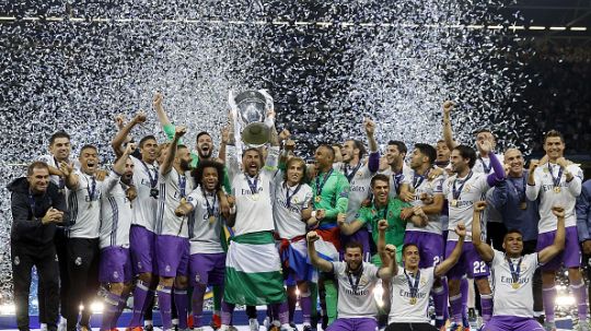 Selebrasi para pemain Real Madrid usai memastikan diri menjadi juara Liga Champions 2016/17. Copyright: © getty images