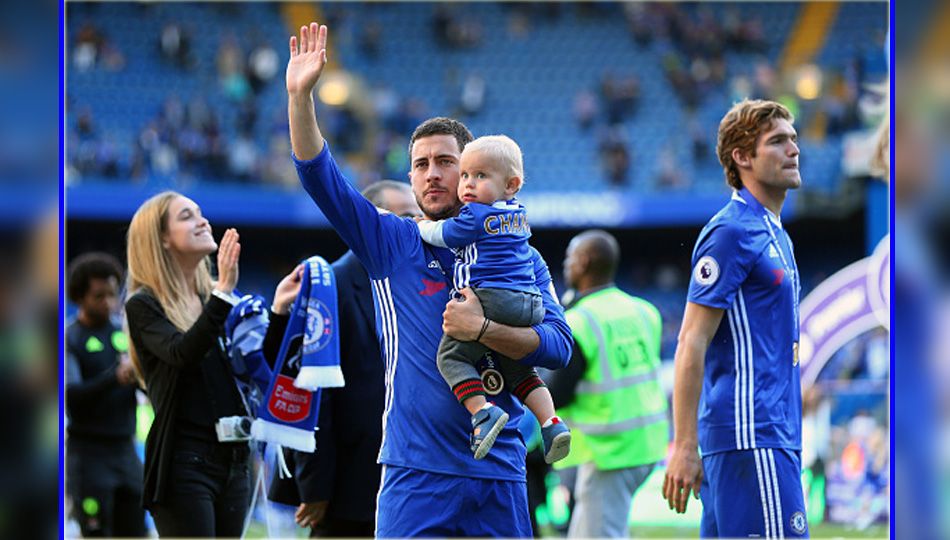 Eden Hazard melambaikan tangan ke arah fans Chelsea di tribun Stamford Bridge. Copyright: © getty images+