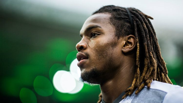 Gelandang Lille Renato Sanches tampaknya kadung jatuh hati dan ingin berkostum AC Milan.Bagaimana tidak, ia dilaporkan ngarep I Rossoneri melakukan manuver pamungkas saat klubnya dan Paris Saint-Germain di ambang menutup negoasiasi. Copyright: © Lukas Schulze/Getty Images